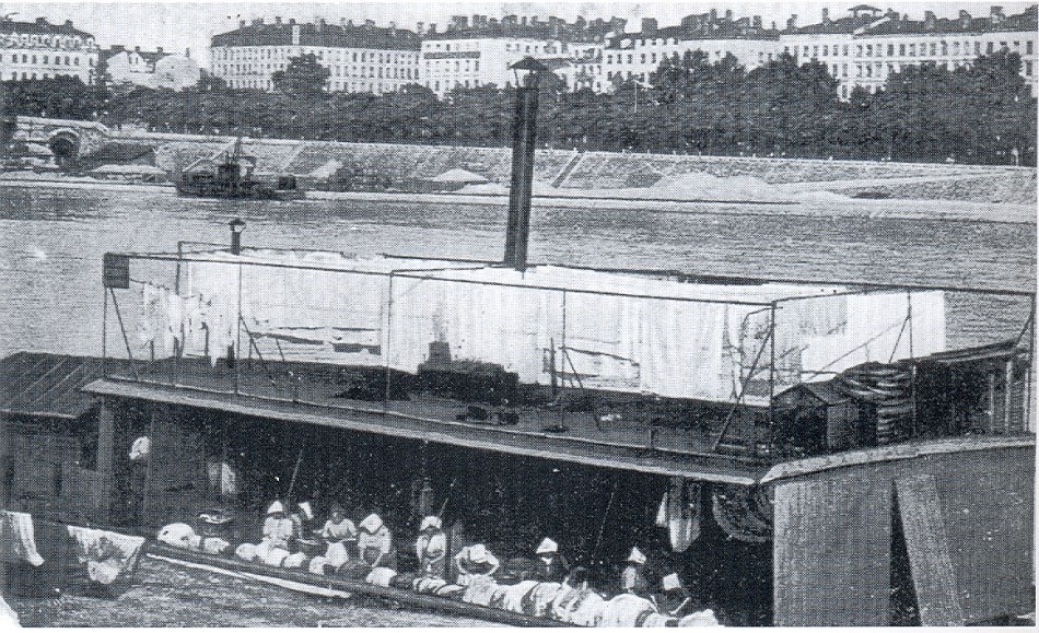 Lyon Bateau lavoir sur le Rhône